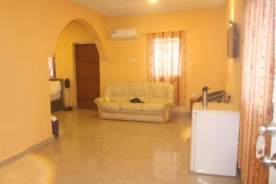Debora Guest House Фритаун Экстерьер фото